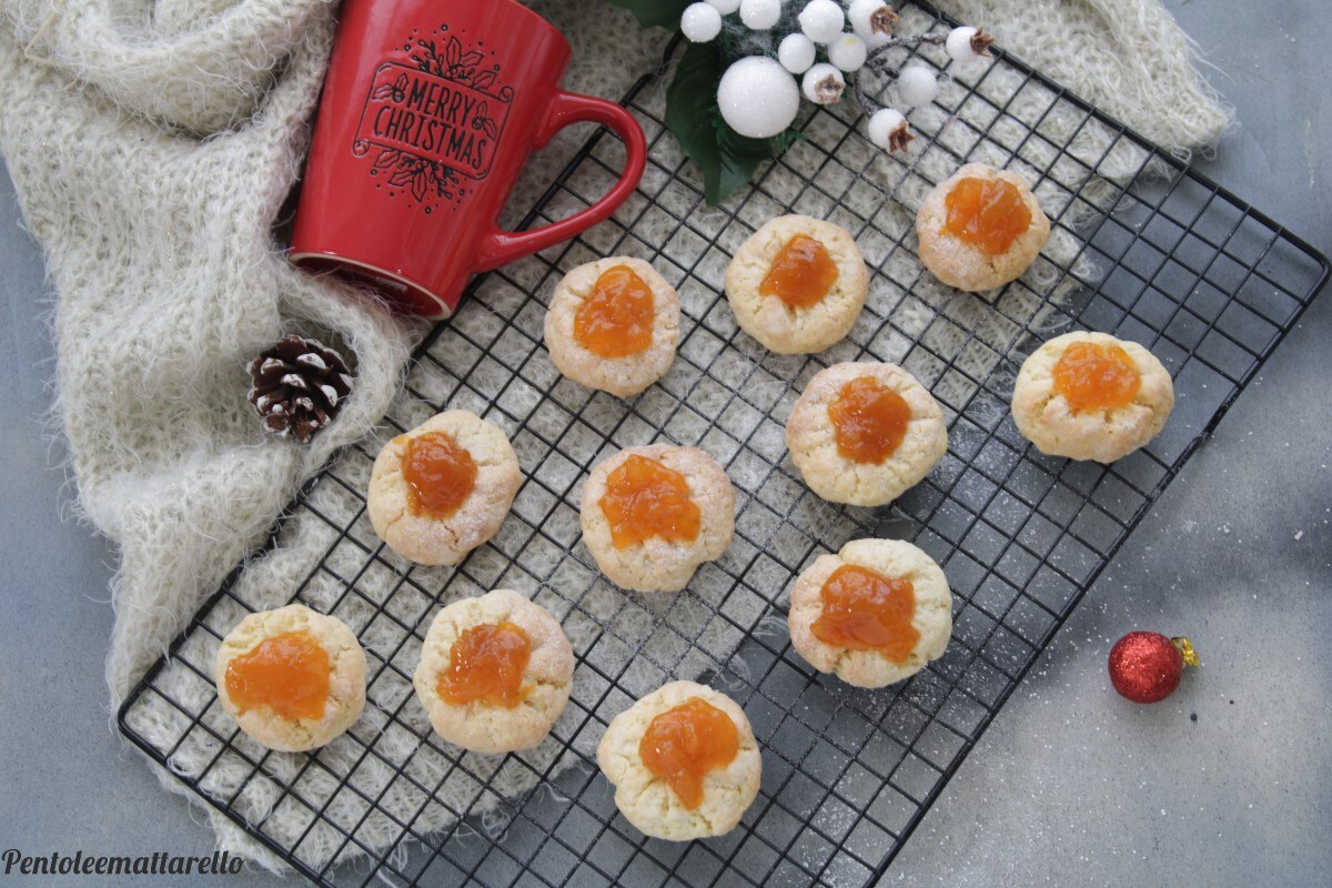 Weihnachtsplätzchen mit Marmelade