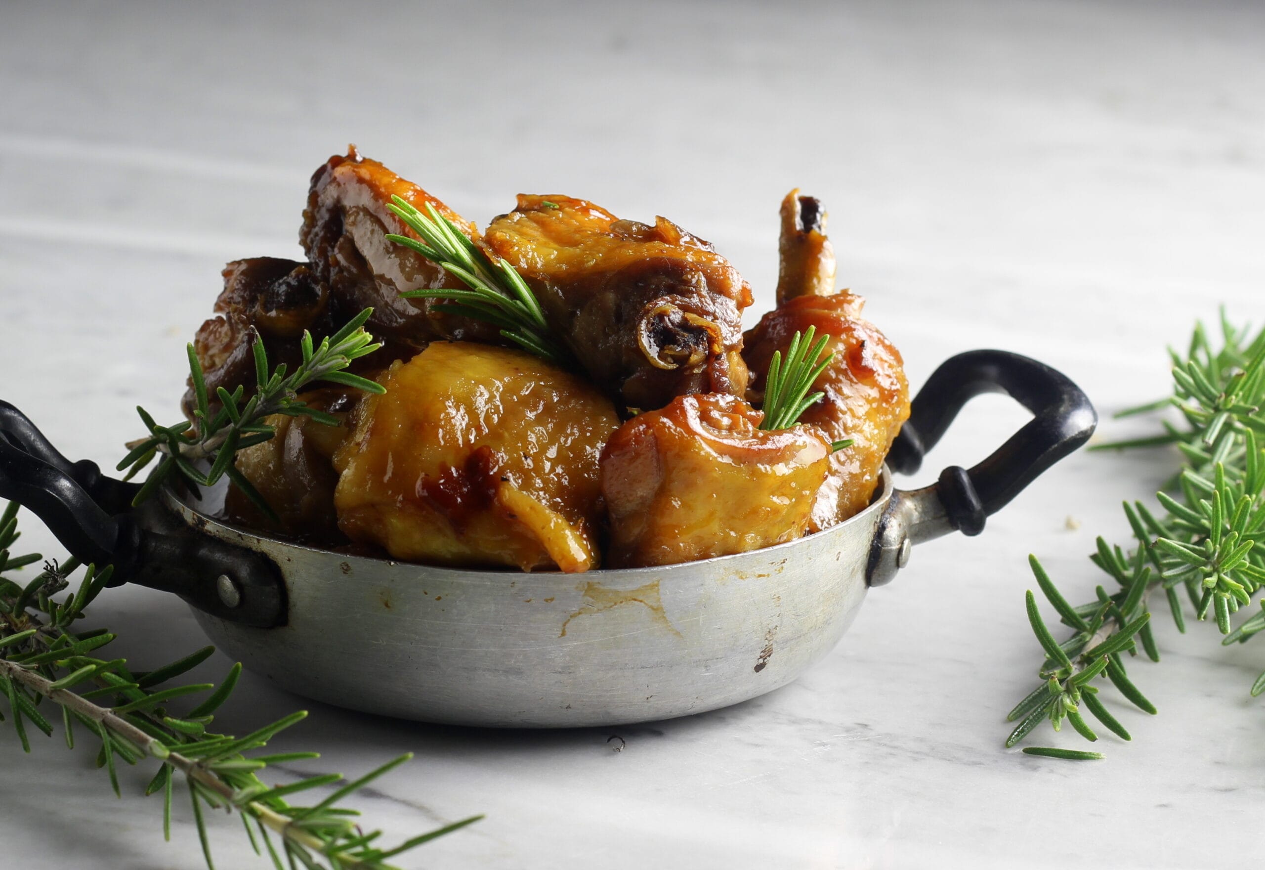 Hähnchen in Bier in einem Topf gekocht