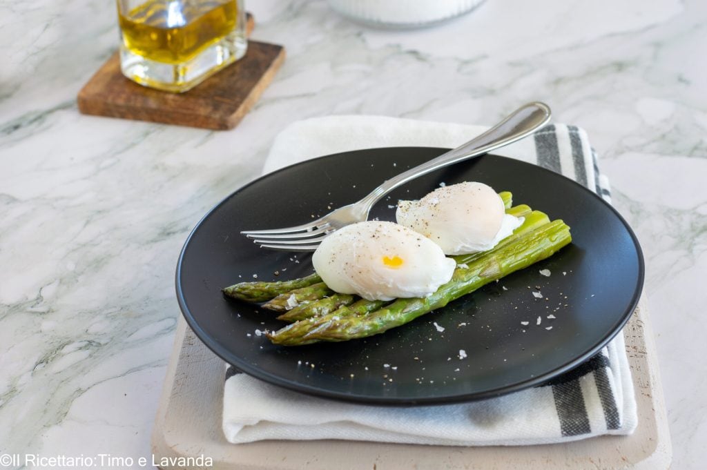 pochierte Eier mit Spargel