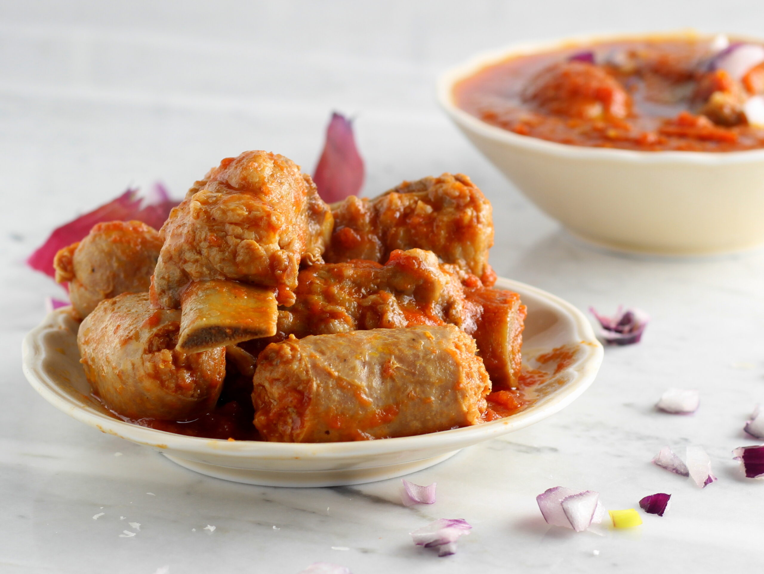 Schweinerippchen und Würstchen in Tomatensoße