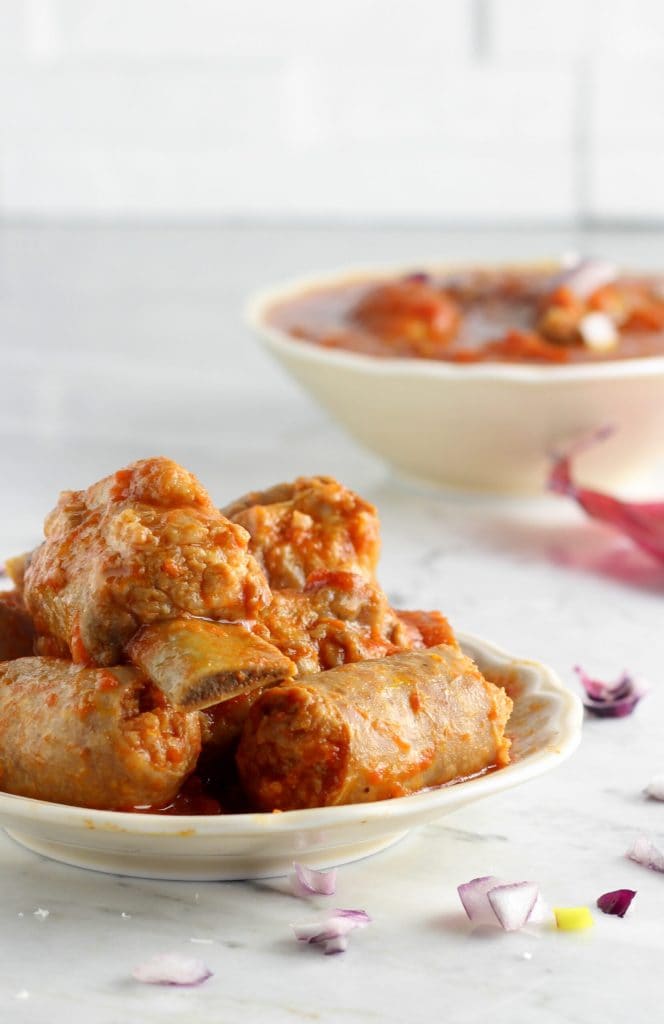 Schweinerippchen und Würstchen in Tomatensoße