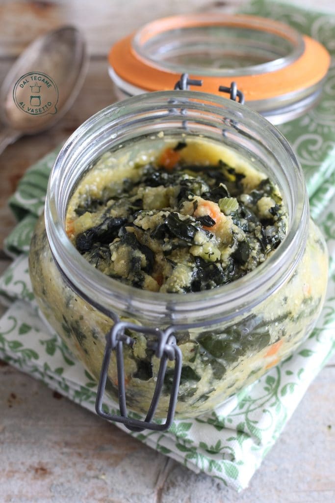 Glas mit Polenta und Schwarzkohl, gekocht mit der Glasmethode in der Mikrowelle