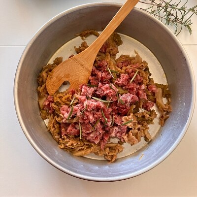 Wirsing und Cotechino in der Form