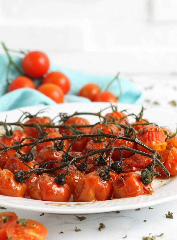 Confit-Tomaten mit Zucker und Oregano