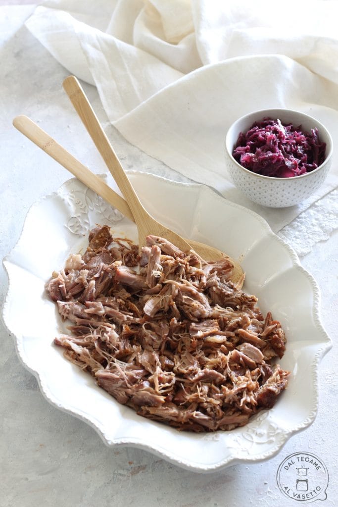 gezupfte und bei niedriger Temperatur gegarte Schweineschulter für Pulled Pork mit Slow Cooker