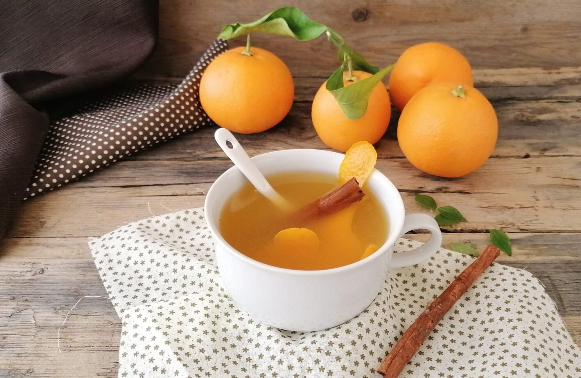 ORANGENPUNSCH TYPISCHES WEIHNACHTSGETRÄNK