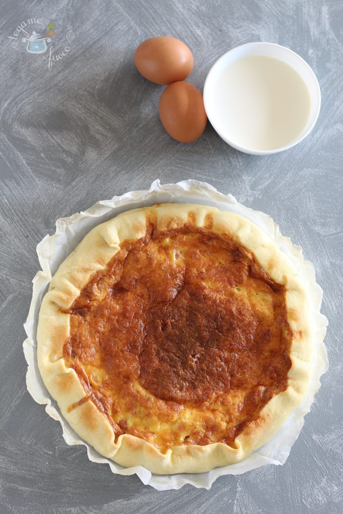 Quiche Lorraine, in der Mikrowelle gebacken mit Blätterteig, Sahne, Speck und Eiern