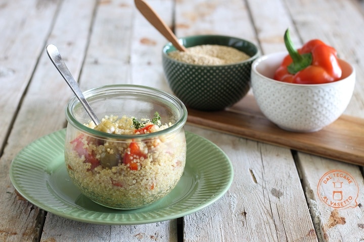 Quinoa im Glas mit Paprika