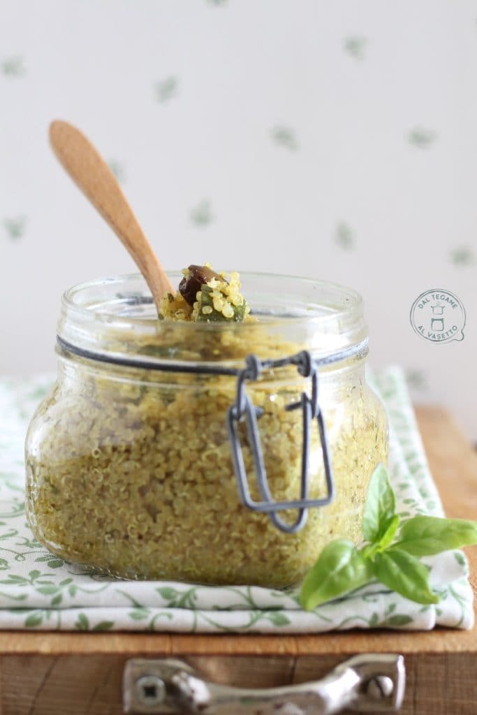 Quinoa mit Zucchini im Glas im Mikrowellenherd gekocht