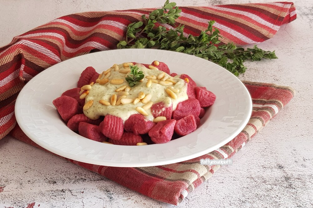 Kartoffel- und Rote-Bete-Gnocchi mit Pinienkernsoße