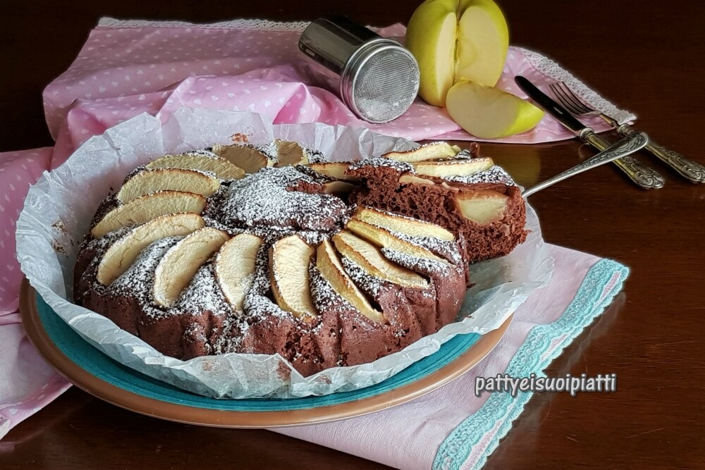 Schokoladenkuchen mit Joghurt und Äpfeln