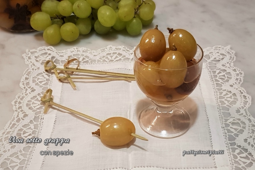 trauben in grappa mit gewürzen