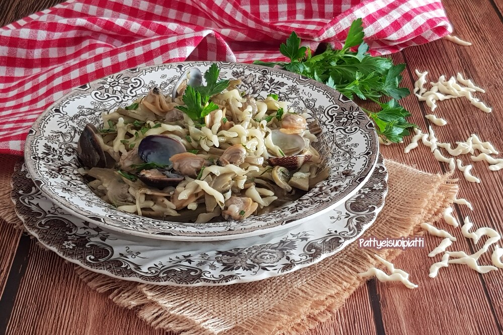 trofie mit venusmuscheln und artischocken