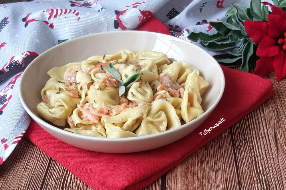 gefüllte Pasta mit Ricotta und Lachs in Butter und Salbei