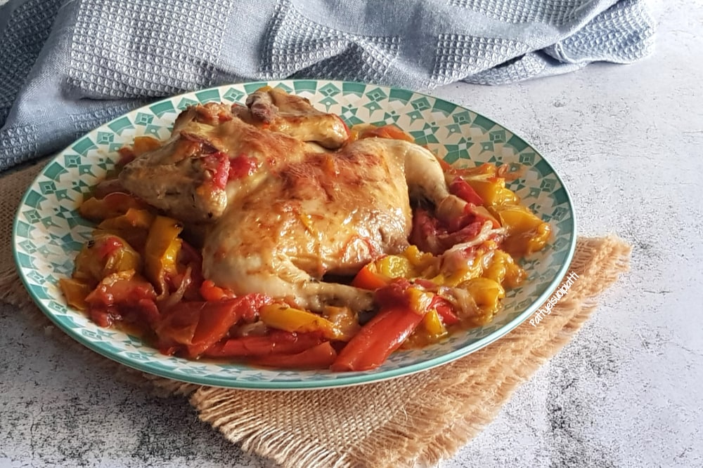 hamburger Hähnchen mit Paprika in der Pfanne