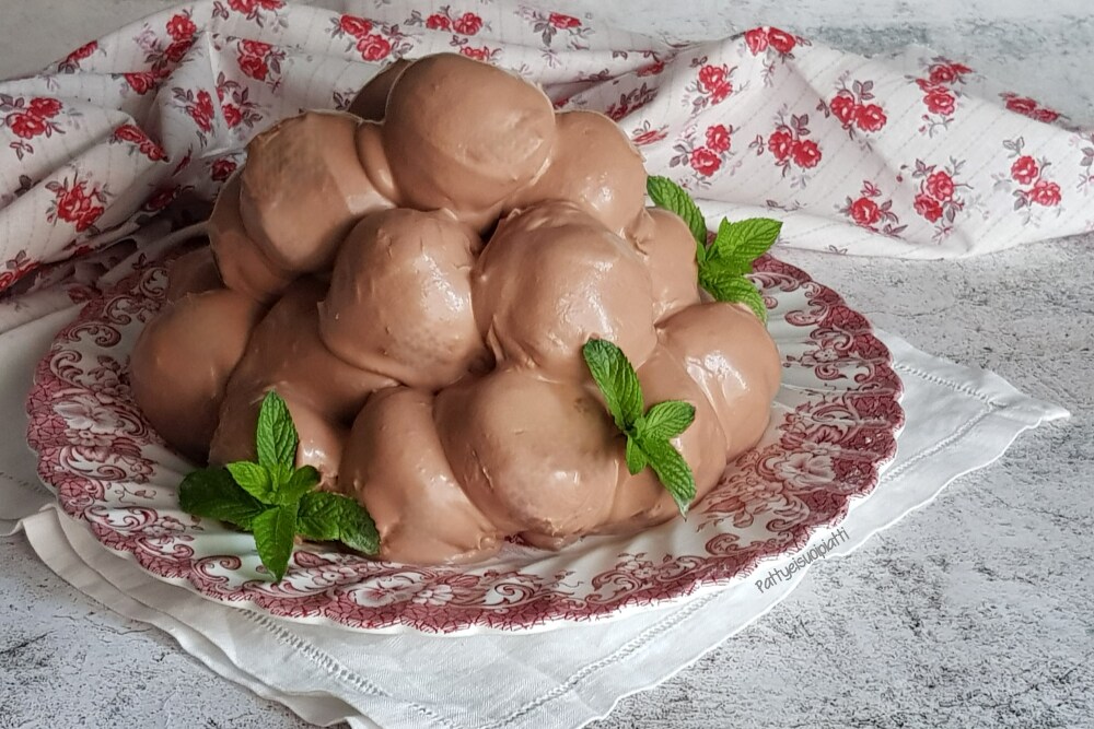 profiteroles mit Creme und Schokoladensauce