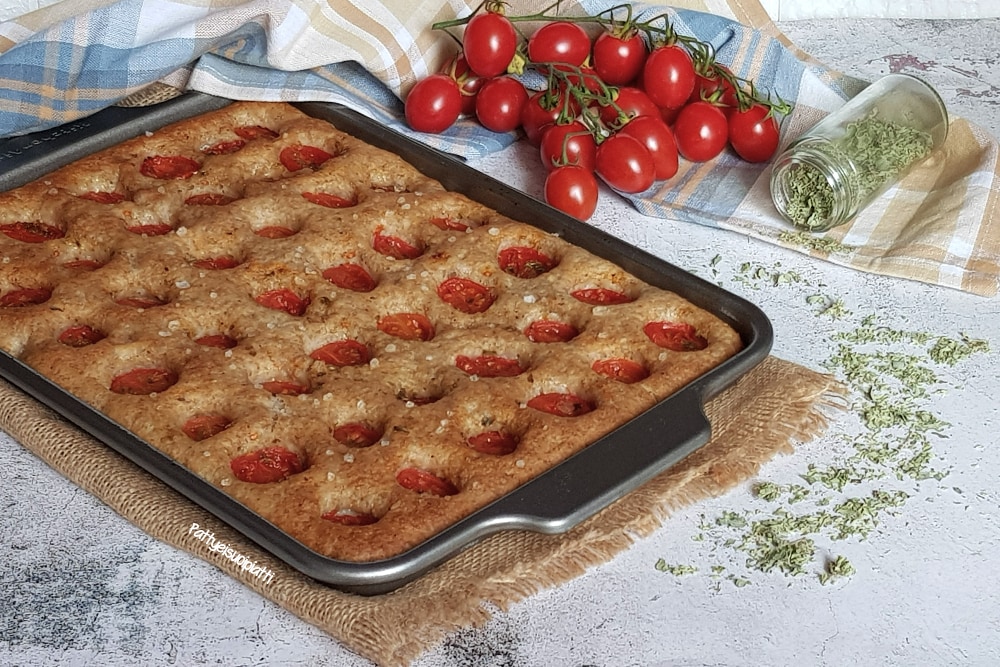 vollkorn-focaccia mit datteltomaten