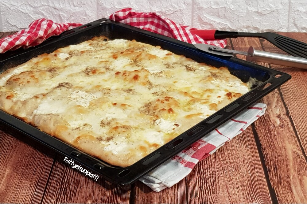 Käsepizza auf dem Blech