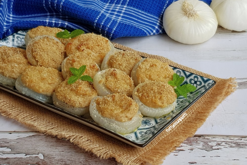 mit Thunfisch gefüllte Zwiebeln