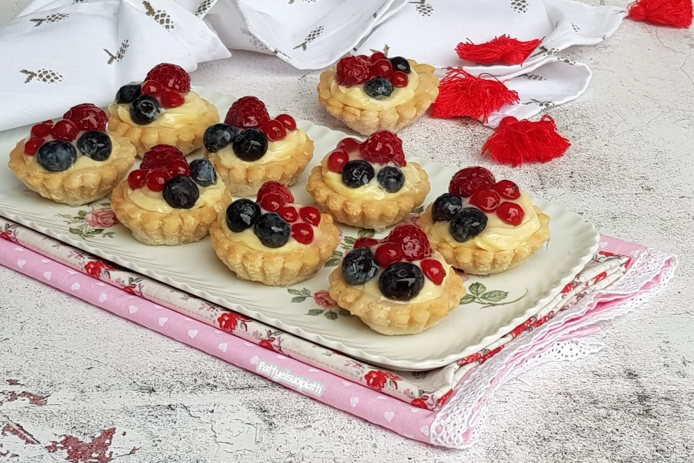 Törtchen mit Creme und Beeren