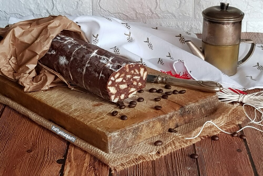 Kekssalami mit Mandeln und Kaffee