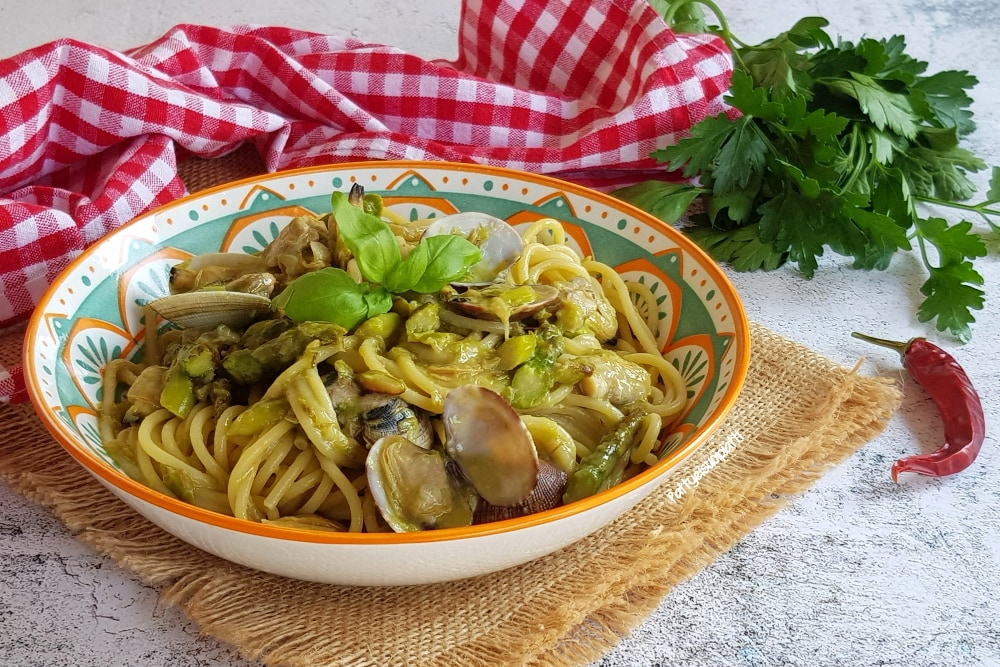 spaghetti mit Venusmuscheln und Spargel