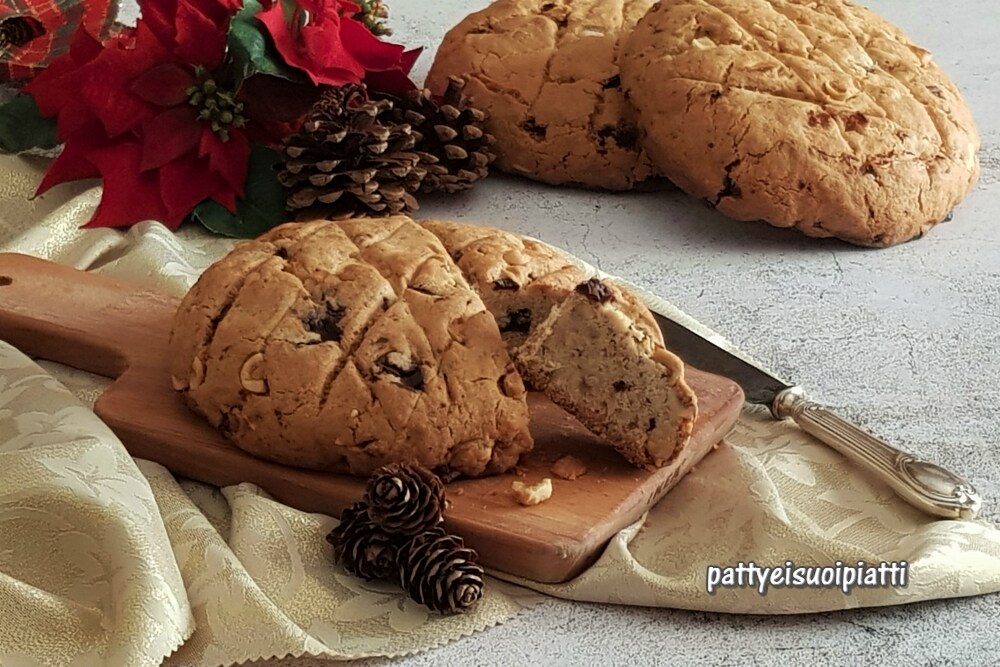 Pandolce mit Feigen, Haselnüssen und Schokolade