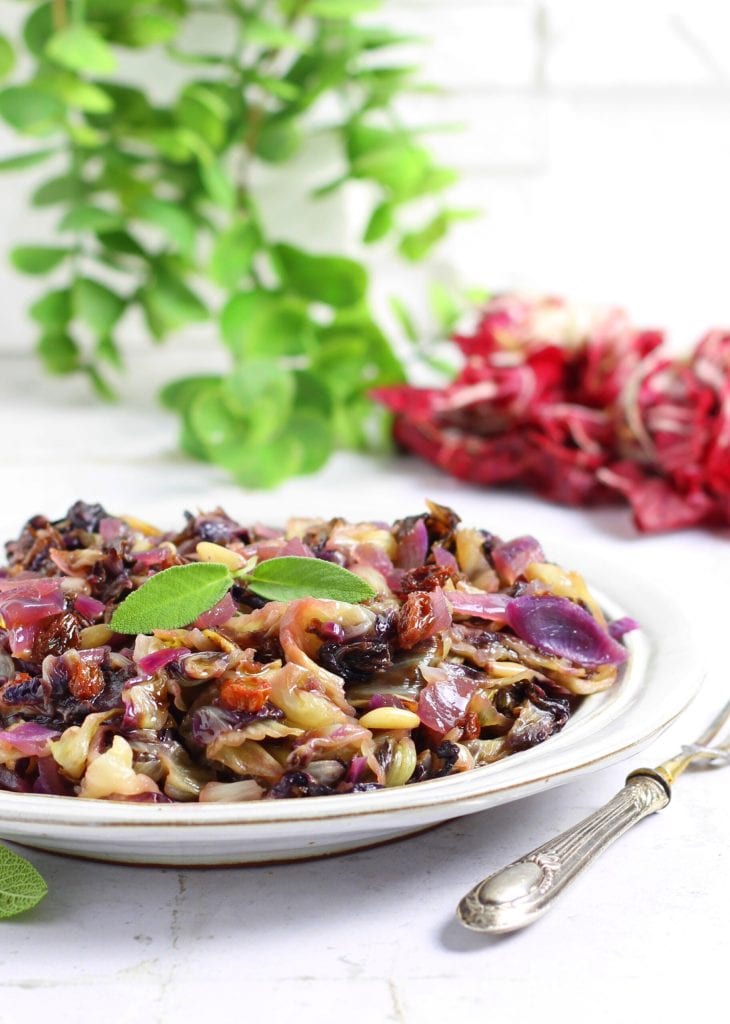 In der Pfanne sautierter Radicchio mit Rosinen und Pinienkernen