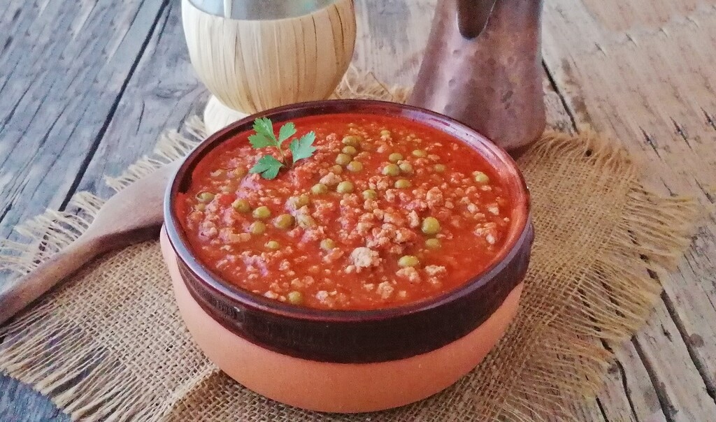 ragù mit Fleisch und Erbsen auf sizilianische Art