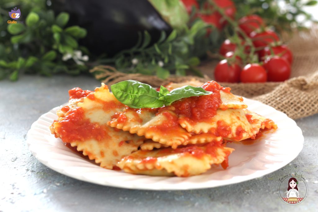 ravioli gefüllt mit Auberginen