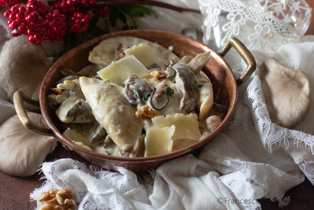 Teigtaschen mit Pilz- Nuss- und Grana-Sauce