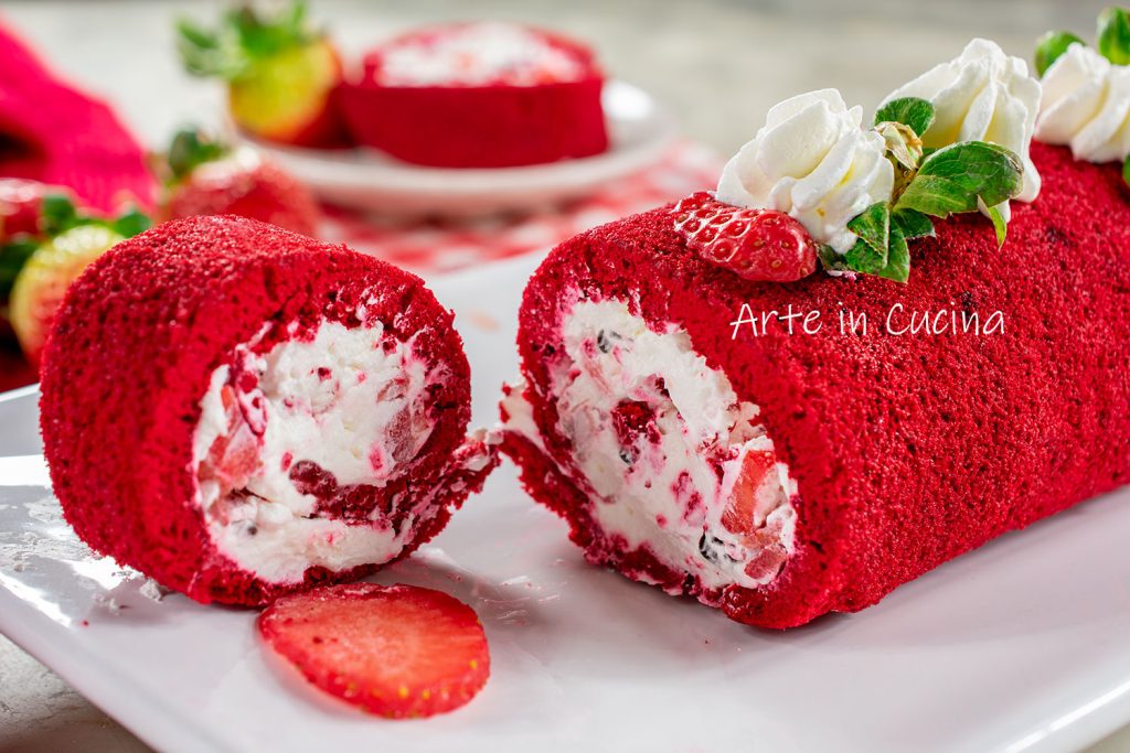 Red Velvet Rolle mit Sahne und Erdbeeren