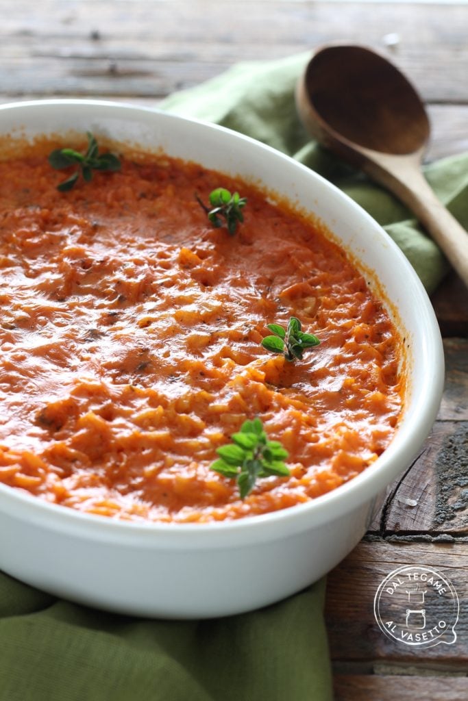 Auflaufform mit Reis, Tomaten und Mozzarella in der Mikrowelle gekocht, Rezept Reis mit Tomaten und Mozzarella