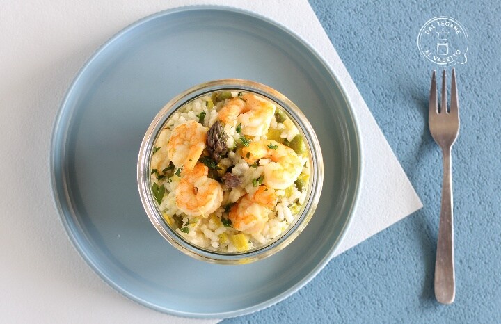 Reis mit Spargel und Garnelen im Glas gekocht