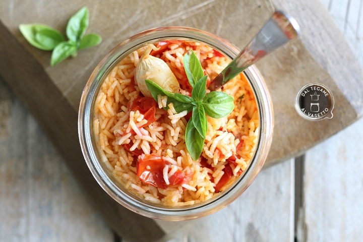 Reis mit Tomaten im Glas gegart