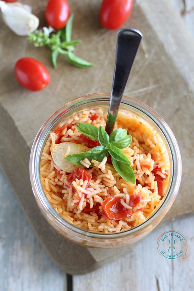Basmati-Reis mit frischen Tomaten im Glas in der Mikrowelle mit der Glasgarmethode gekocht