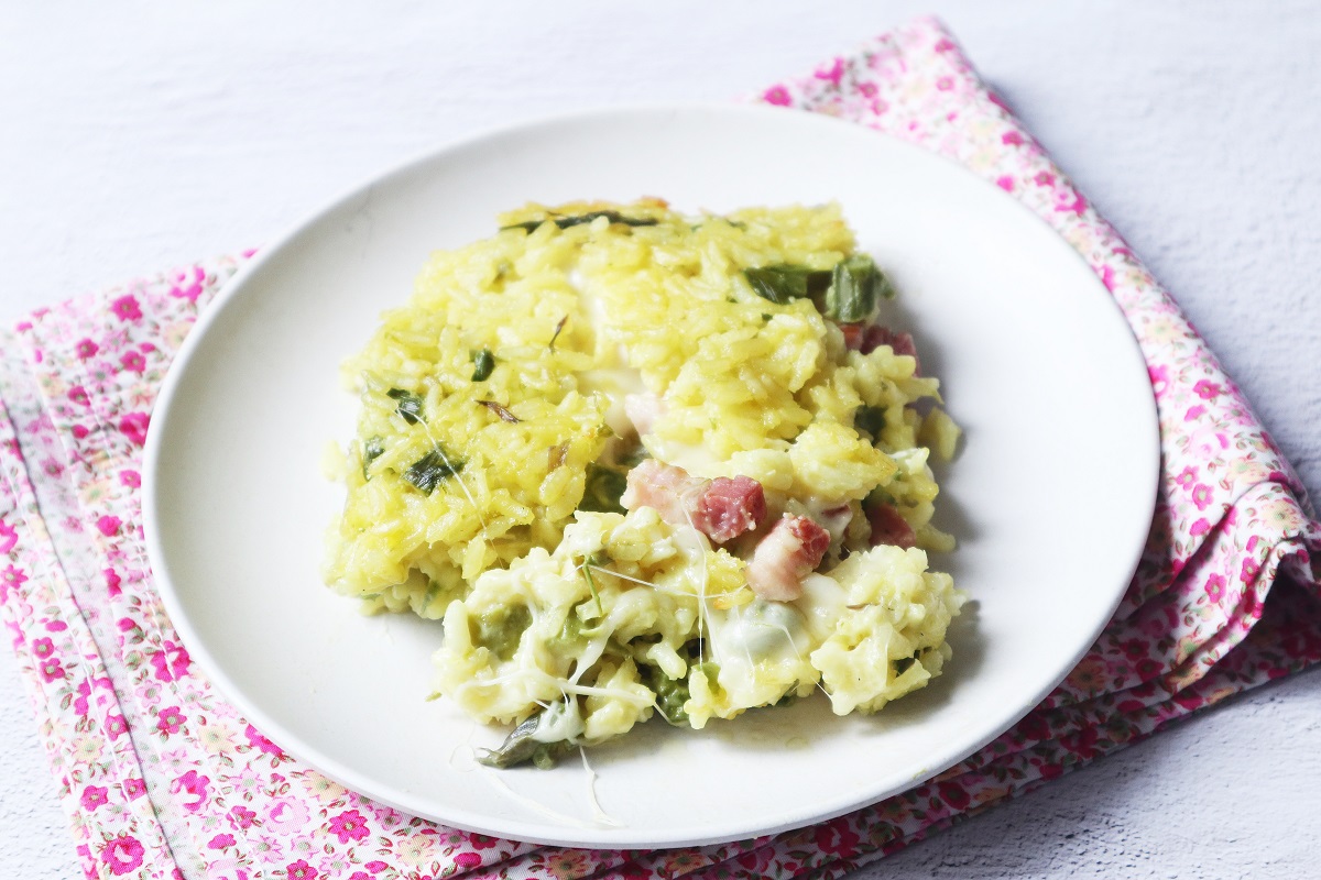 Im Ofen gebackener Reis mit Spargel und geräuchertem Speck