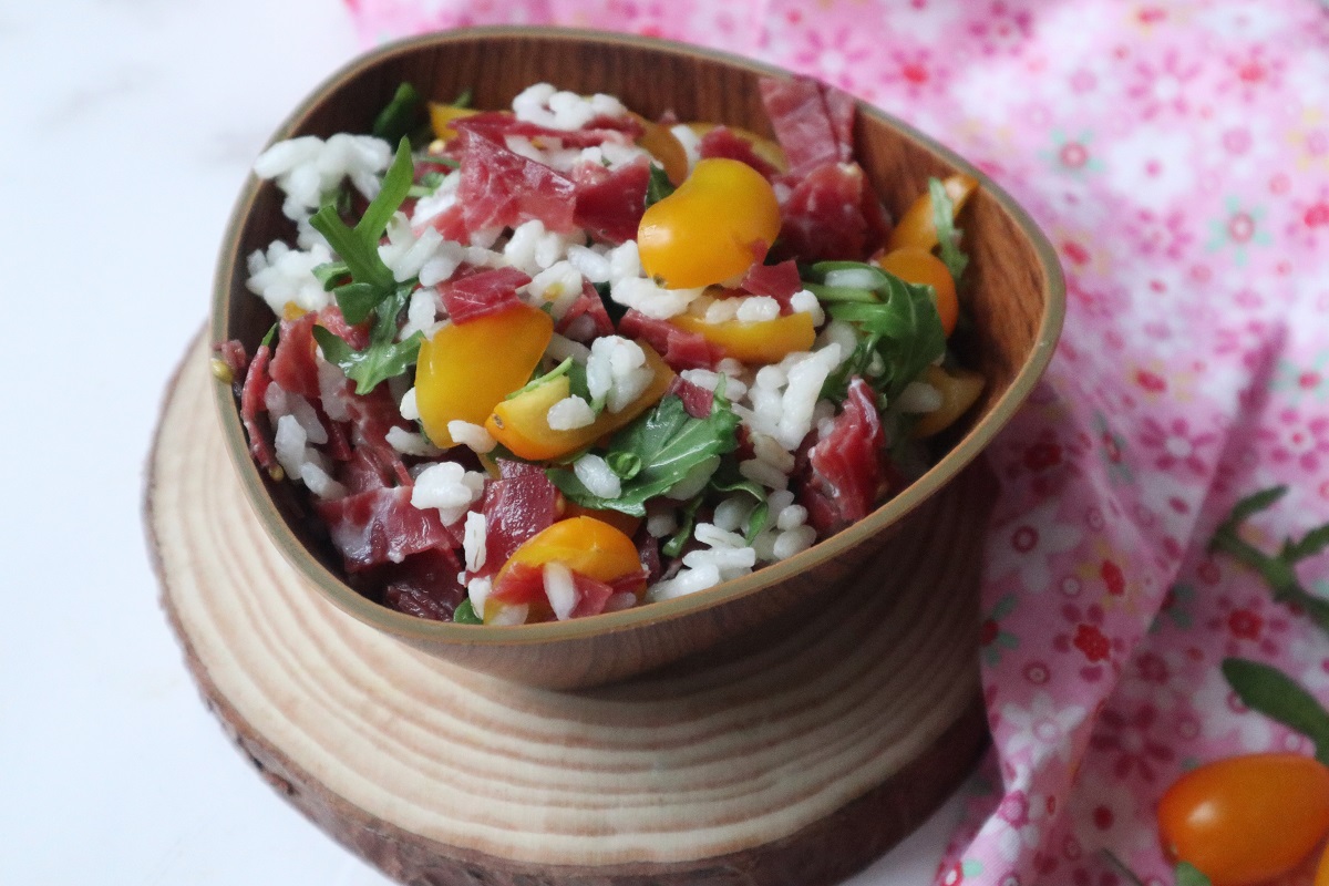 Reissalat mit Bresaola, Rucola und gelber Datterino