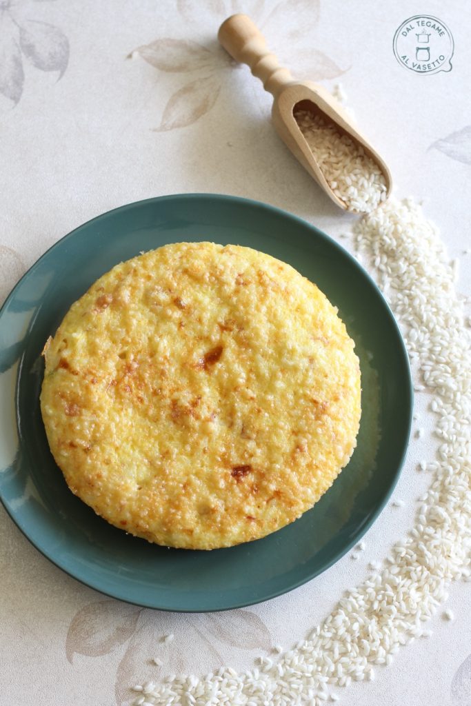 Kuchen mit Reis und Eiern in der Mikrowelle gekocht