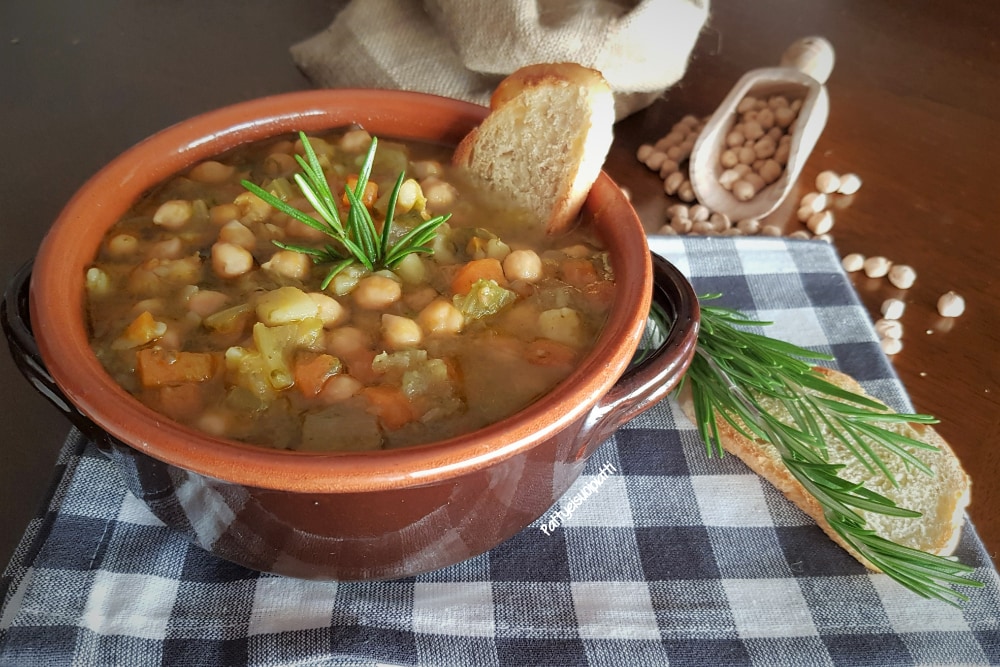 dicke Suppe mit Kichererbsen und Endivie