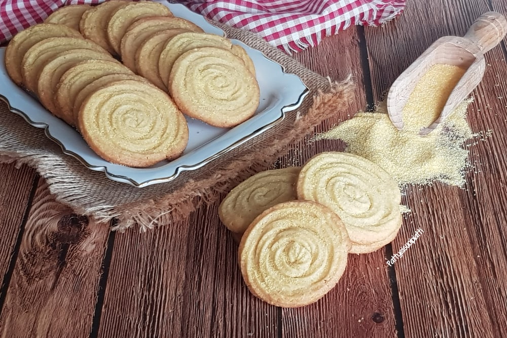 Kekse mit Maismehl und Butter