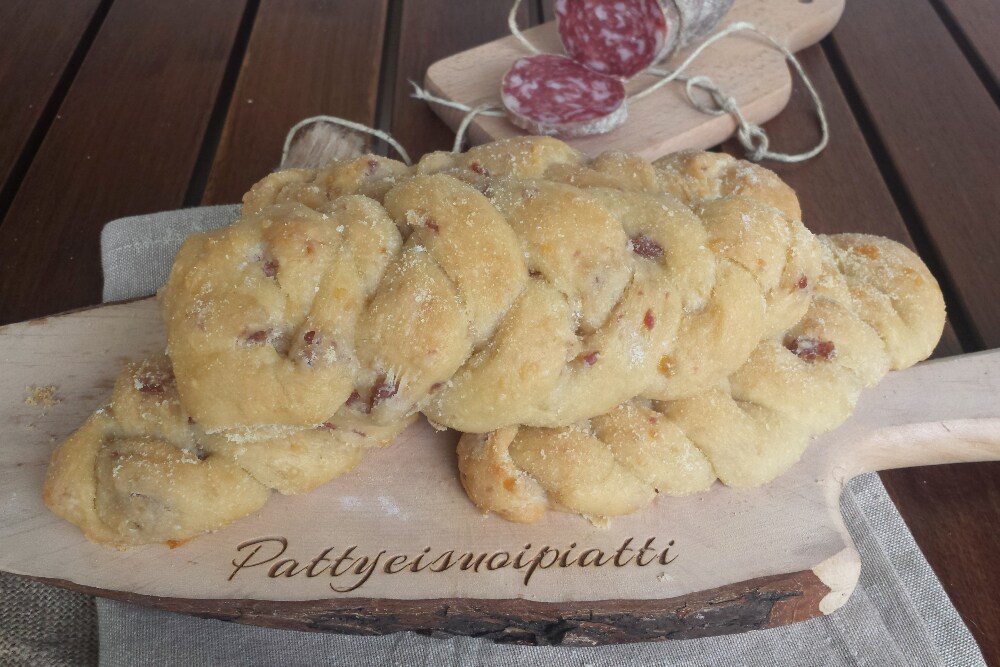 salzige Zöpfe mit Salami und Käse