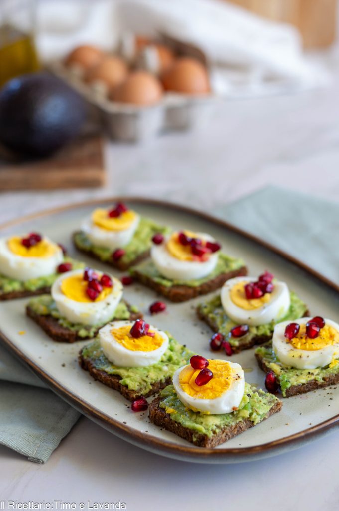 Roggenbrottartine mit Avocado und Ei