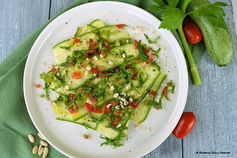 Rohes Zucchinicarpaccio
