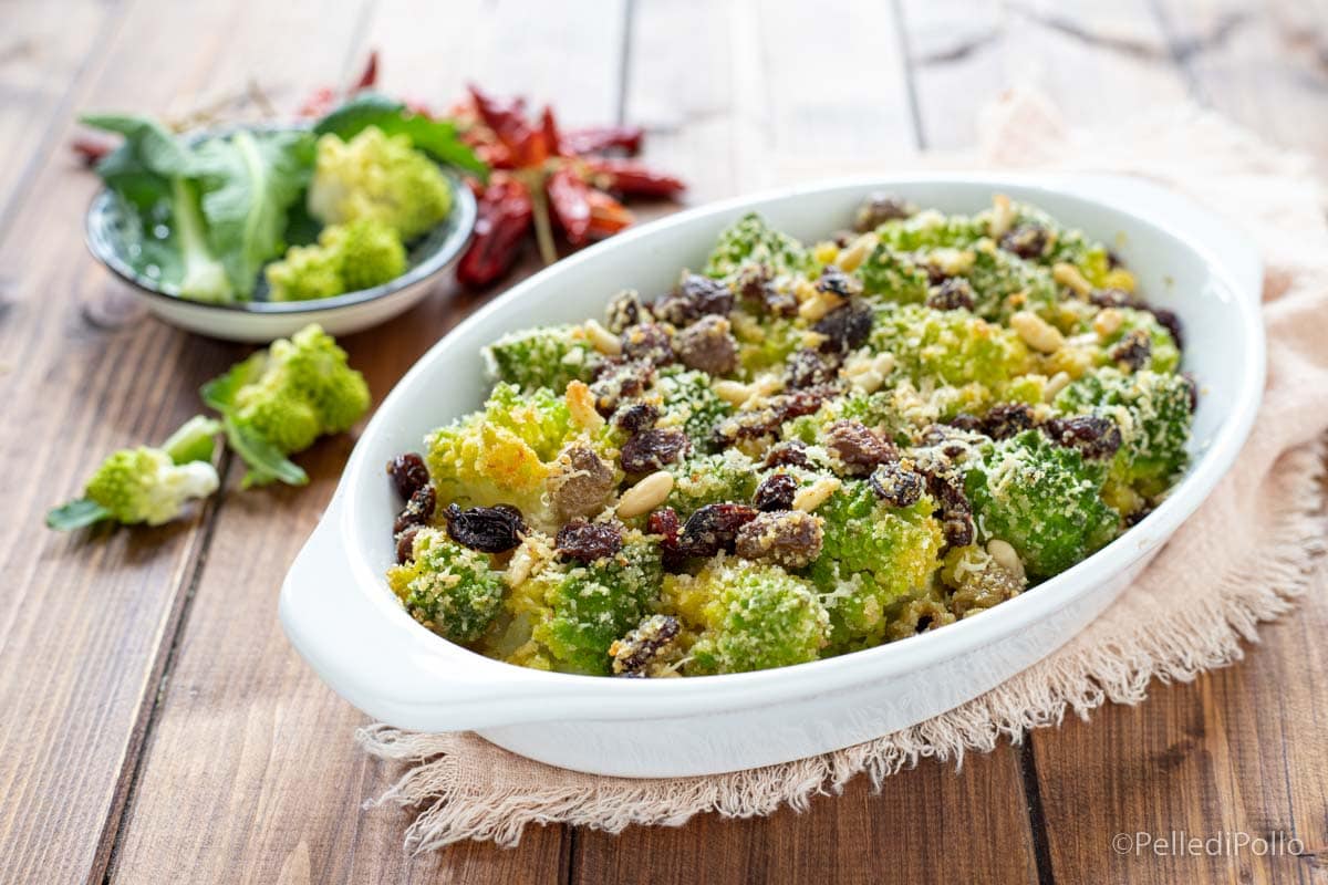 Gratinierter Romanesco-Kohl mit Rosinen und Pinienkernen