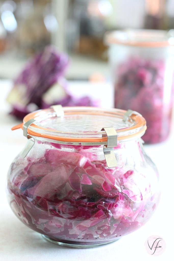 süßsaurer Rotkohl im Glasgaren in der Mikrowelle