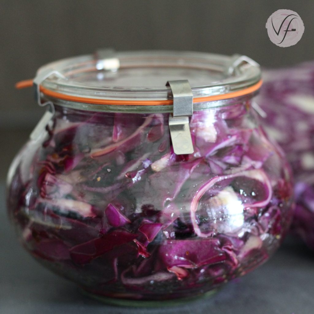 Rotkohl im Glasgaren in der Mikrowelle