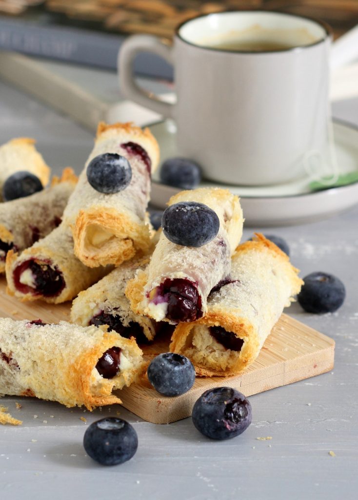 Toastbrot-Cannoli mit Heidelbeeren