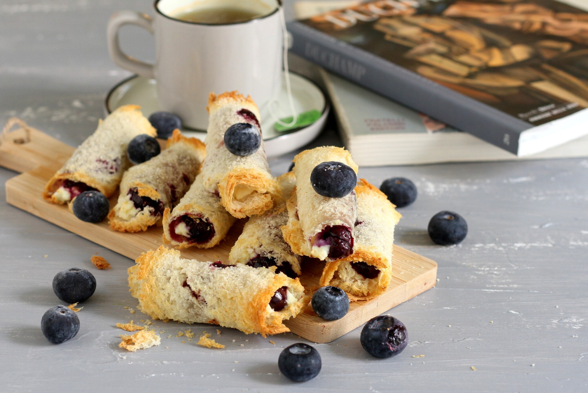Toastbrot-Cannoli mit Heidelbeeren