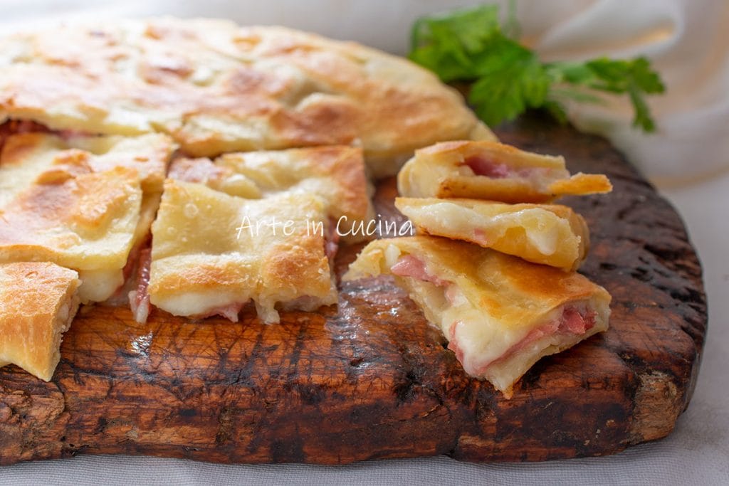 Rustichella in der Pfanne mit Speck und Provola